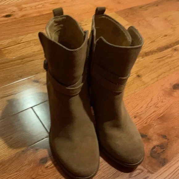 Lucky Brand Heeled Suede Booties Size 8.5 - Picture 2 of 5